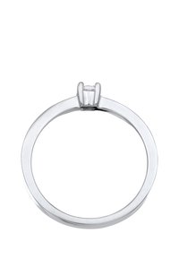 Sølvring med en enkelt, klar ædelsten øverst, der viser en glat ring og en poleret overflade. Enkel og elegant design.