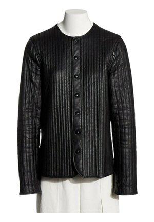 Chaqueta de cuero negra acolchada con costuras verticales y cierre frontal con botones a presión, exhibida en un torso de maniquí blanco.