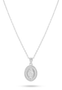 Silberne Anhängerkette mit einem ovalen Medaillon, das ein detailliertes religiöses Bild zeigt, umgeben von einem funkelnden Rahmen, an einer zarten Kette.