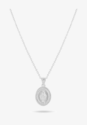 Collier en argent avec un médaillon ovale comportant une image religieuse détaillée, entourée d'une bordure scintillante, sur une chaîne délicate.