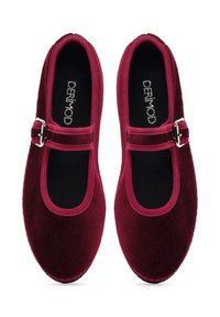 Bailarinas de terciopelo burdeos tipo Mary Jane con una correa que presenta una hebilla plateada. Forro textil negro y plantillas acolchadas. Forma de punta redondeada.