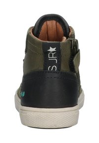 Groene en zwarte high-top sneakers met eenTextuur bovenzijde, zijrits en witte rubberen zool. Kenmerkt cirkelvormige logo-accenten in groenblauw.