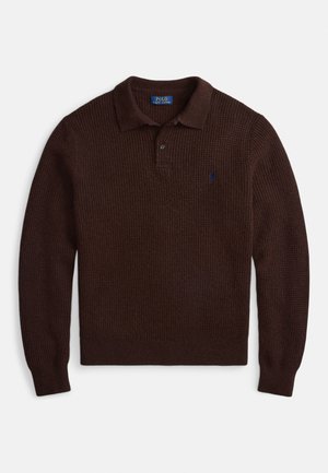 Rjava pletena polo majica z ovratnikom, z zapenjanjem na tri gumbe in majhnim modrim logotipom na prsih. Tkanina z teksturo.