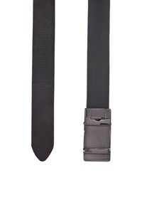 Schwarzer Ledergürtel mit glatter Textur, ausgestattet mit einer flachen, rechteckigen Metallschnalle und einer Reihe von horizontalen Rillen an einer Seite.