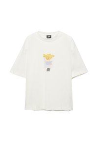 Tricou alb cu mâneci scurte, cu un grafic reprezentând cartofi prăjiți galbeni într-un recipient etichetat "STWD" și textul "STWD GUMMY INDUSTRIES" dedesubt.