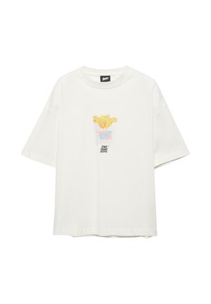 Witte T-shirt met korte mouwen en een afbeelding van gele frietjes in een bakje met het label "STWD" en de tekst "STWD GUMMY INDUSTRIES" eronder.