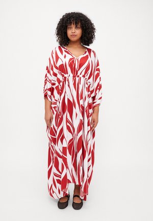 Maxi-jurk in rood en wit met een bladerenpatroon, vloeiende silhouet, V-halslijn en korte mouwen; lichtgewicht stof valt comfortabel.