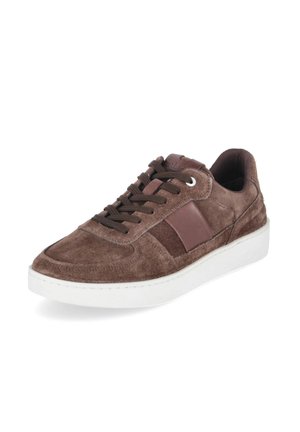 Zapatilla deportiva de ante marrón con cordones marrón oscuro y detalle lateral de cuero, suela de goma blanca y cuello acolchado, mostrada en un ligero ángulo.