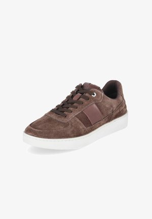 Zapatilla deportiva de ante marrón con cordones marrón oscuro y detalle lateral de cuero, suela de goma blanca y cuello acolchado, mostrada en un ligero ángulo.