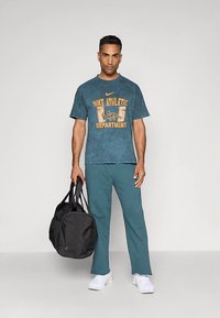 Nike Performance TEE M90 GYM - Triko s potiskem - seaweed