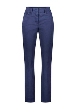 Pantaloni blu navy a gamba dritta con passanti per cintura, chiusura frontale con bottone e cerniera e tasca laterale con bottone su sfondo bianco.