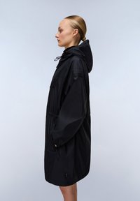 Zwarte waterdichte jas met een capuchon, ritszakken, verstelbare taille en een relaxte pasvorm. Gladde textuur met minimale hardware-accenten.