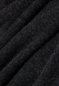 Schwarzer Wollstoff mit einer weichen, strukturierten Oberfläche und einem leicht fuzzigen Erscheinungsbild, mit gefalteten Lagen für zusätzliche Tiefe.