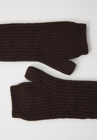 Brune ribbet ullfingerløse hansker med en teksturert overflate og åpne fingertupper, designet for varme og fingerferdighet.