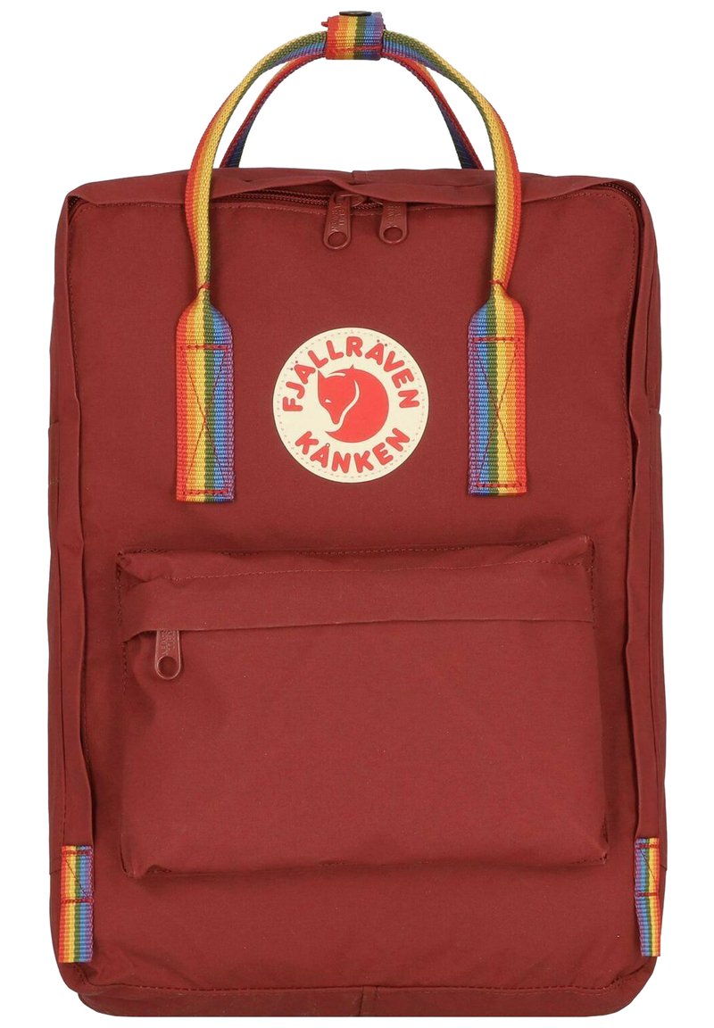 Roter Rucksack aus synthetischem Material mit rechteckiger Form, regenbogenfarbenen Trägern und einer Fronttasche. Mit einem runden Logo in der Mitte.