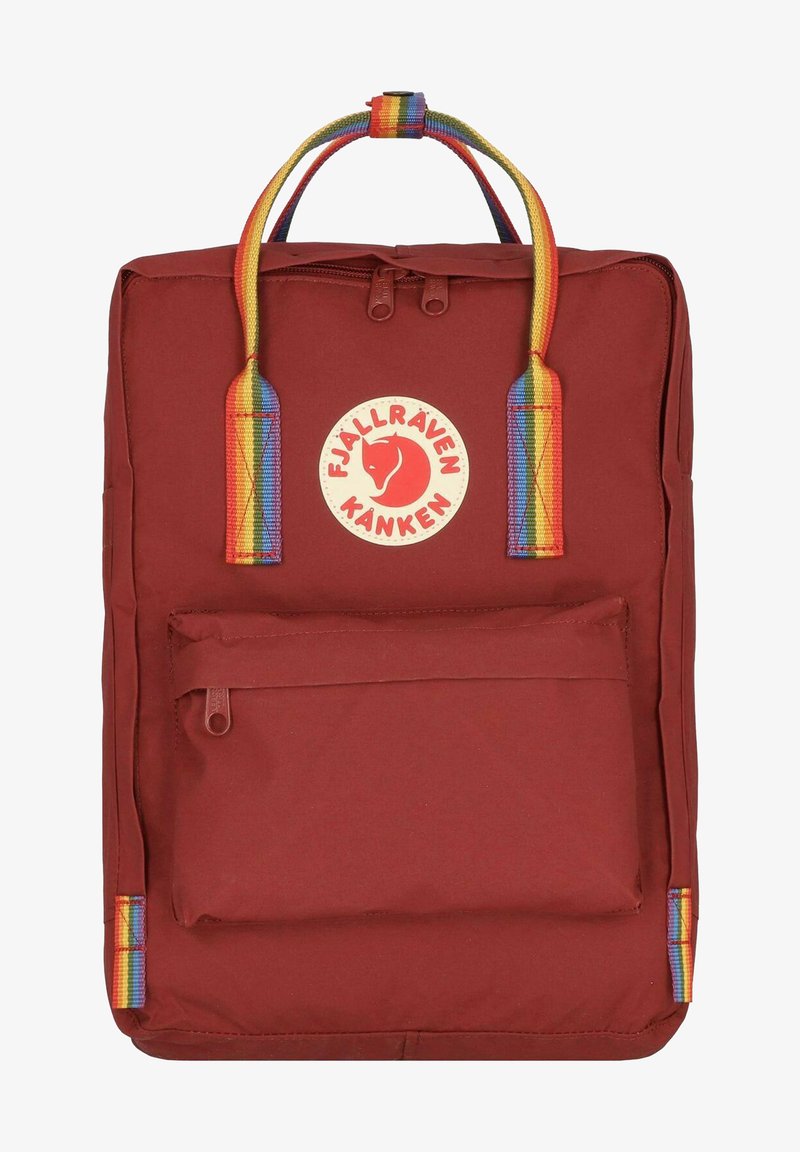 Zaino in tessuto sintetico rosso con forma rettangolare, spallacci multicolore e una tasca frontale. Presenta un logo circolare al centro.