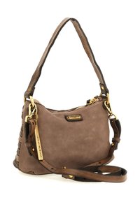 Borsa a spalla in pelle marrone con una texture intrecciata su un lato, hardware in tonalità oro e una tracolla regolabile. Presenta una chiusura con zip.