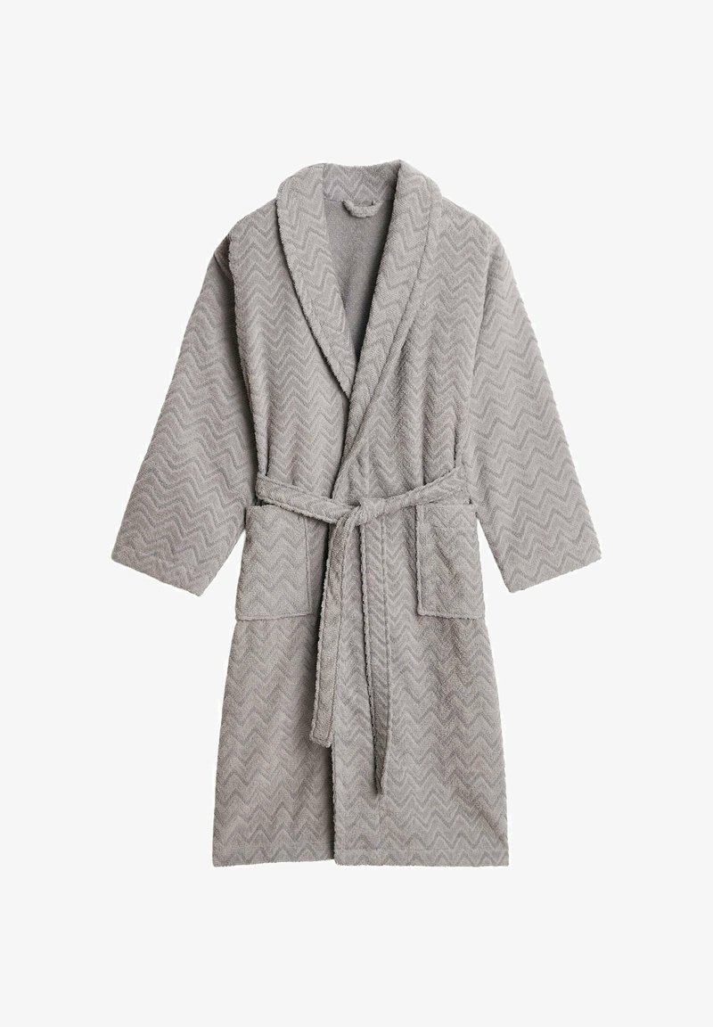 Szary szlafrok z frotty o wzorze w jodełkę, z pojemnymi kieszeniami, paskiem do wiązania i kołnierzem szalowym. Średniej długości, miękka w dotyku tkanina.