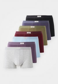 Acht paren herenonderbroeken in verschillende kleuren: zwart, olijfgroen, kastanjebruin, lichtblauw, paars, grijs en heidelgrijs. Elk heeft een gemarkeerde tailleband.