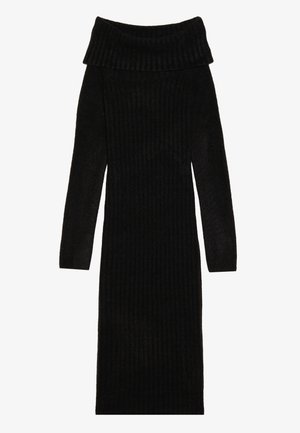 Abito nero a coste con design off-the-shoulder, maniche lunghe e silhouette aderente. Il tessuto testurizzato aggiunge profondità al design.