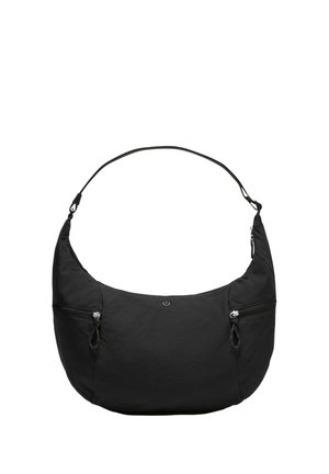 Bolso de hombro negro en forma de media luna con correa ajustable y dos bolsillos exteriores con cremallera en cada lado, con un pequeño logo en el centro.