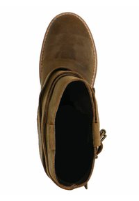 Botte de cheville en daim marron avec des bords courbés, doublure intérieure visible et un accent de boucle sur le côté ; semelle plate de ton neutre.