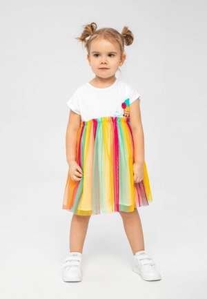 Robe blanche à manches courtes avec une jupe en tulle rayé coloré, ornée d'un motif de cornet de glace et du texte "mon préféré". Assortie avec des baskets blanches.