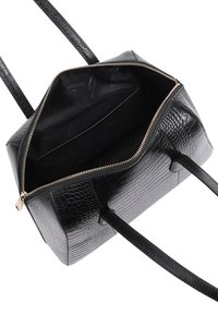 Zwarte leren handtas met een textuur van krokodillenpatroon. Voorzien van een gouden rits, dubbele handvatten en een ruime binnenkant gevoerd met zwarte stof.