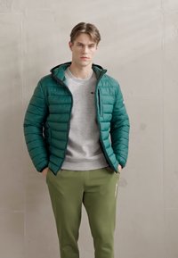 Champion ICONS LIGHT HOODED JACKET - Chaqueta de invierno - green/black