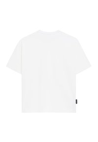 Valge lühikeste varrukatega T-särk ümarate kaelustega. Pehme puuvillane materjal, sirge lõige, silt alumises vasakus nurgas, ilma mustrite või disainita.