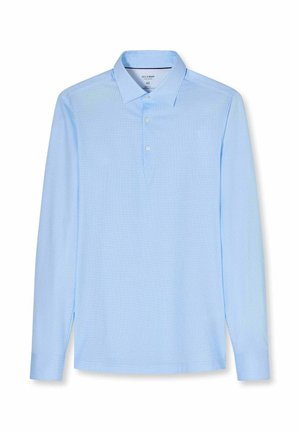 Hellblaues langärmeliges Poloshirt mit Kragen und drei Knöpfen, flach auf weißem Hintergrund liegend dargestellt.