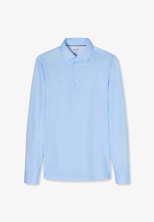 Lichtblauw poloshirt met lange mouwen, een kraag en drie knopen, plat uitgestald tegen een witte achtergrond.