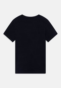 Camiseta de manga corta de algodón en azul marino oscuro, con un cuello redondo y un diseño en color sólido sin patrones ni adornos.