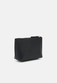 Pochette en cuir noir texturé avec une fermeture éclair dorée. Forme rectangulaire, dotée d'un petit rabat et d'un intérieur lisse pour le rangement.