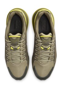 Olivgröna sneakers med övre i texturerad mesh, svart inredning och gula detaljer. Rundade sulor med detaljerad snörning och dämpande element.