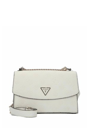 Sac en cuir blanc texturé de Guess, avec un motif de logo en relief, une fermeture à rabat, une plaque en métal en forme de triangle, et une bandoulière en chaîne dorée.