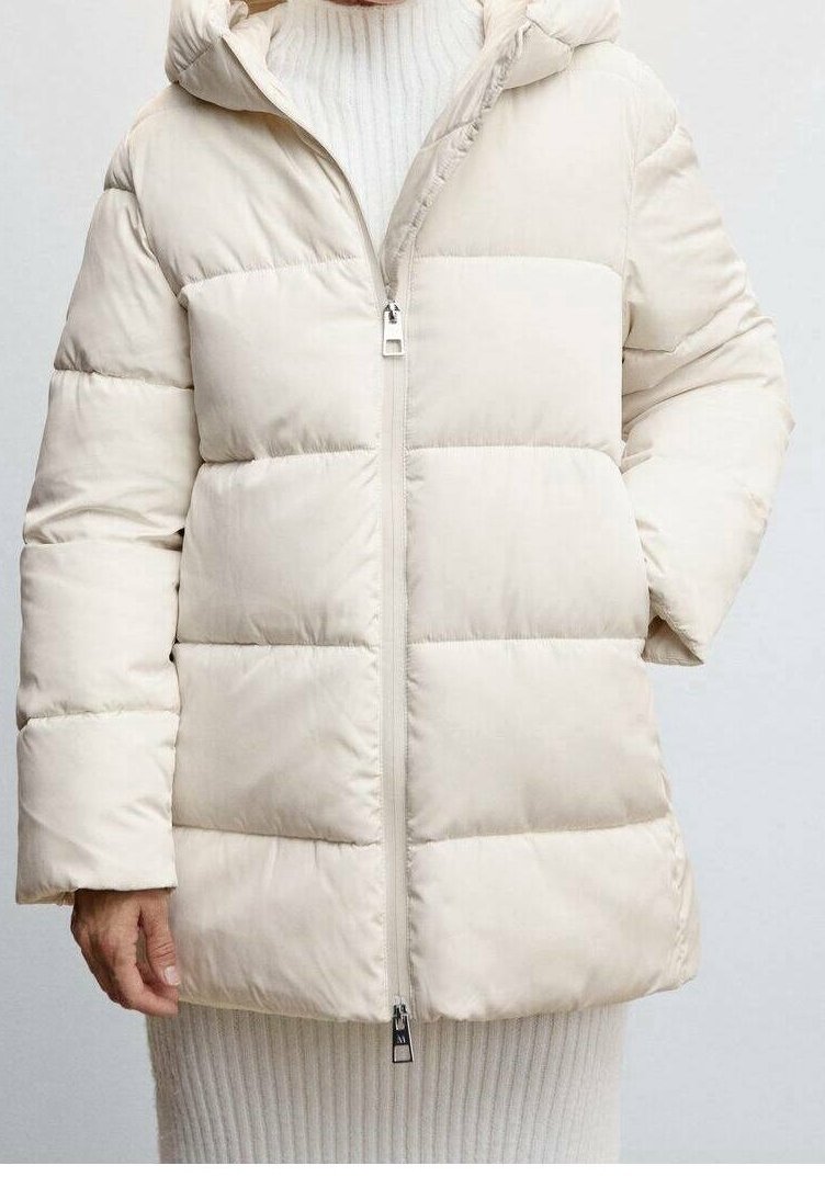 Krémově zbarvená péřová bunda se zipem vpředu, kapucí a prošívaným designem. Má hladkou texturu a široké rukávy pro teplo.