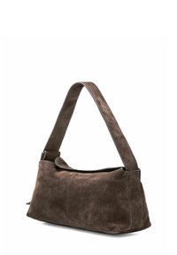 Brązowa zamszowa torba na ramię o zaokrąglonym kształcie, szerokim pasku i kontrastowym czarnym szyciu. Miękka tekstura z przestronnym wnętrzem.
