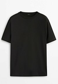 T-shirt noir à manches courtes en tissu lisse, avec un col rond et une coupe droite sans embellissements ni motifs.