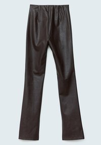 Pantalon droit en faux cuir marron foncé avec une taille élastique, posé à plat sur un fond gris clair.