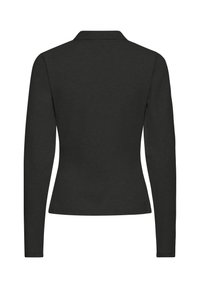Fekete, hosszú ujjú ing, amely fitted fazonnal és gallérral rendelkezik. Simá, mintás vagy kiegészítők nélküli textúra. Egyszerű és klasszikus forma.