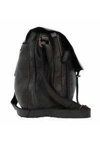 Borsa in pelle nera con forma arrotondata, tracolla singola e accenti in metallo. La superficie appare liscia con alcune leggere pieghe.