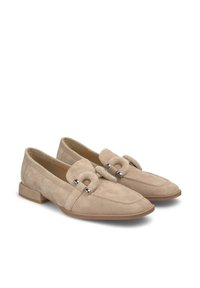 Beige Wildleder Slipper mit flachem Absatz, ausgestattet mit einer dekorativen Schnallenapplikation und gestickten Akzenten im Vorderblatt. Glatte Innenauskleidung.