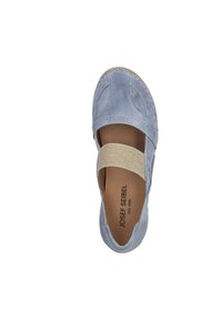 Hellblauer Lederschuh mit runder Spitze, elastischem beigem Riemen und sichtbaren Nähten. Innenausstattung mit braunem Futter und Branding.