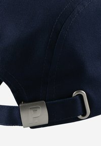 Granatowa czapka o żebrowanej teksturze, z metalowym zapięciem z logo "P" i regulowanym paskiem z tylu.