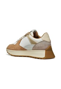 Baskets avec une tige en cuir blanc, des accents en daim marron et un détail en métal doré. Présente une semelle en caoutchouc texturée et un col rembourré.
