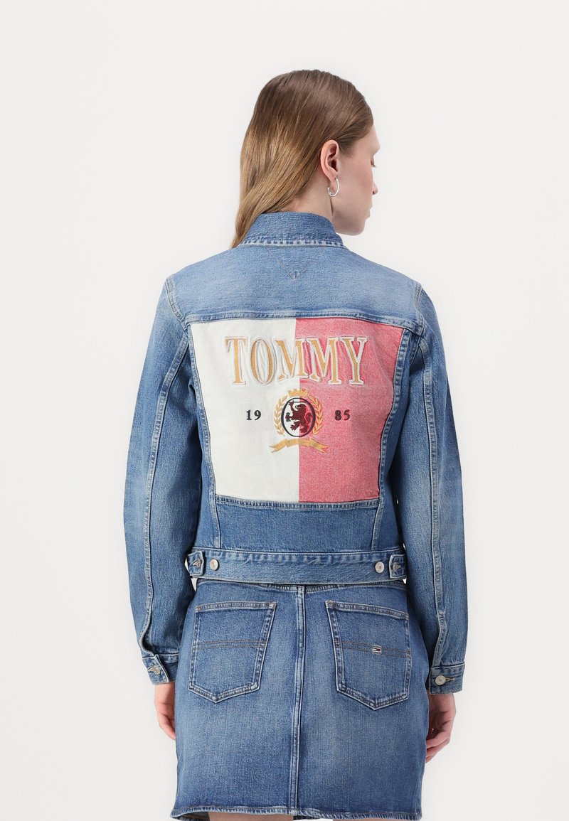 Tommy Jeans - TRUCKER - Jeansjacke - denim medium, Vergrößern
