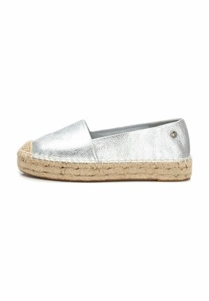 Espadrille plateado metálico con punta redonda, suela de cuerda de yute y tacón plano. Presenta detalles de costura y un pequeño acento metálico.