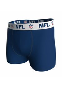 Boxer shorts azul marino fabricados con material suave, con una cinturilla blanca que presenta la impresión de "NFL" y el logo, adornados con costuras grises.