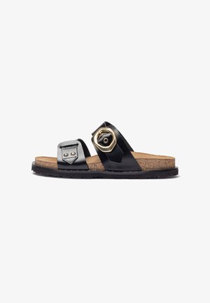 Zwarte slide sandalen met twee banden, waarvan er een een gouden cirkelaccent heeft. Kurken voetbed en een getextureerde zwarte rubberen zool.